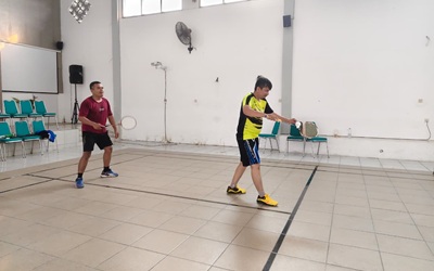 Melepas Penat di Lapangan Badminton