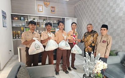 Hari Anak Nasional, Kepala MAN 2 Majalengka Serahkan Paket Sembako Kepada Anak Yatim